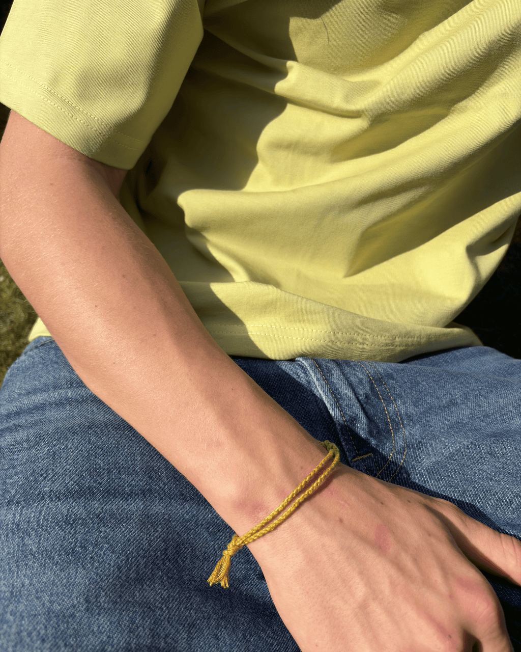 Justerbart Mørkegul Armbånd